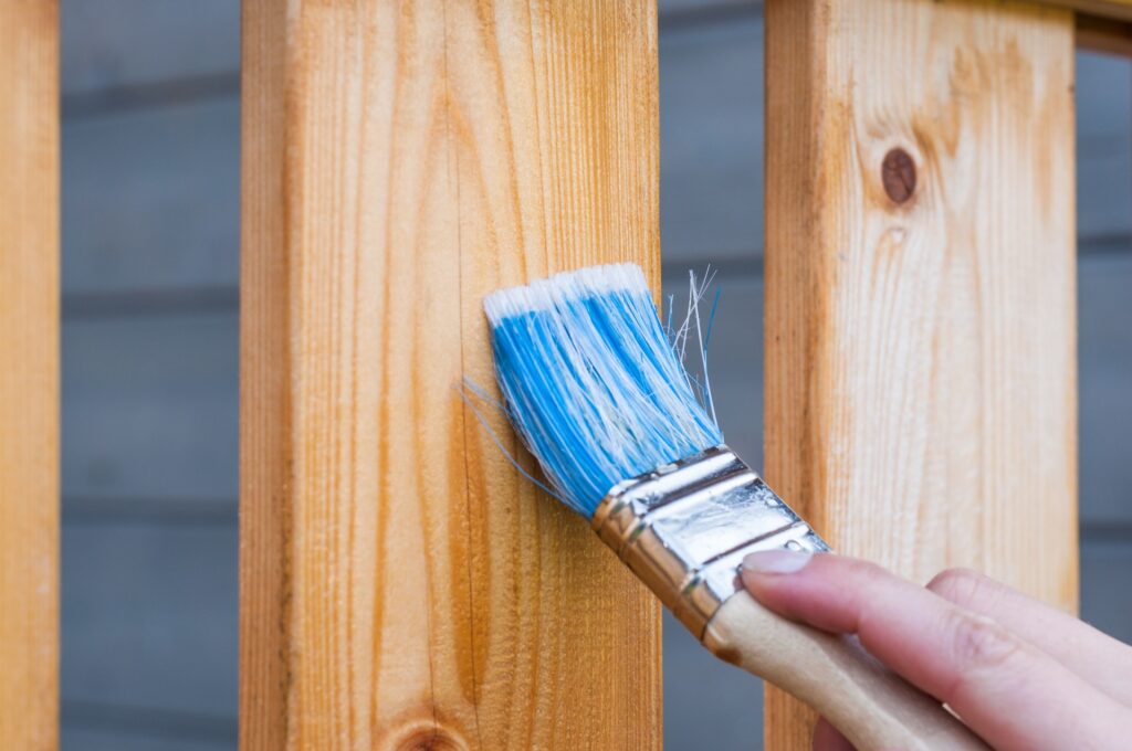 imagen brocha pintura madera exterior